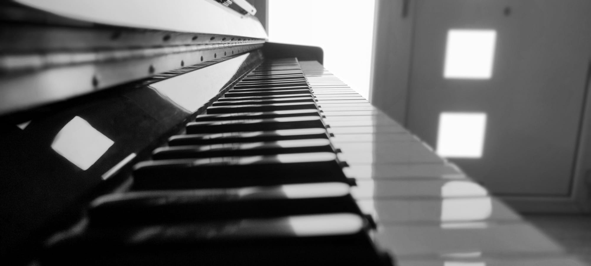 Señales del universo, pedacitos de vida: El piano de cola que viajó hasta Málaga, un profesor perdido hace 25 años, un portal hacia el pasado.