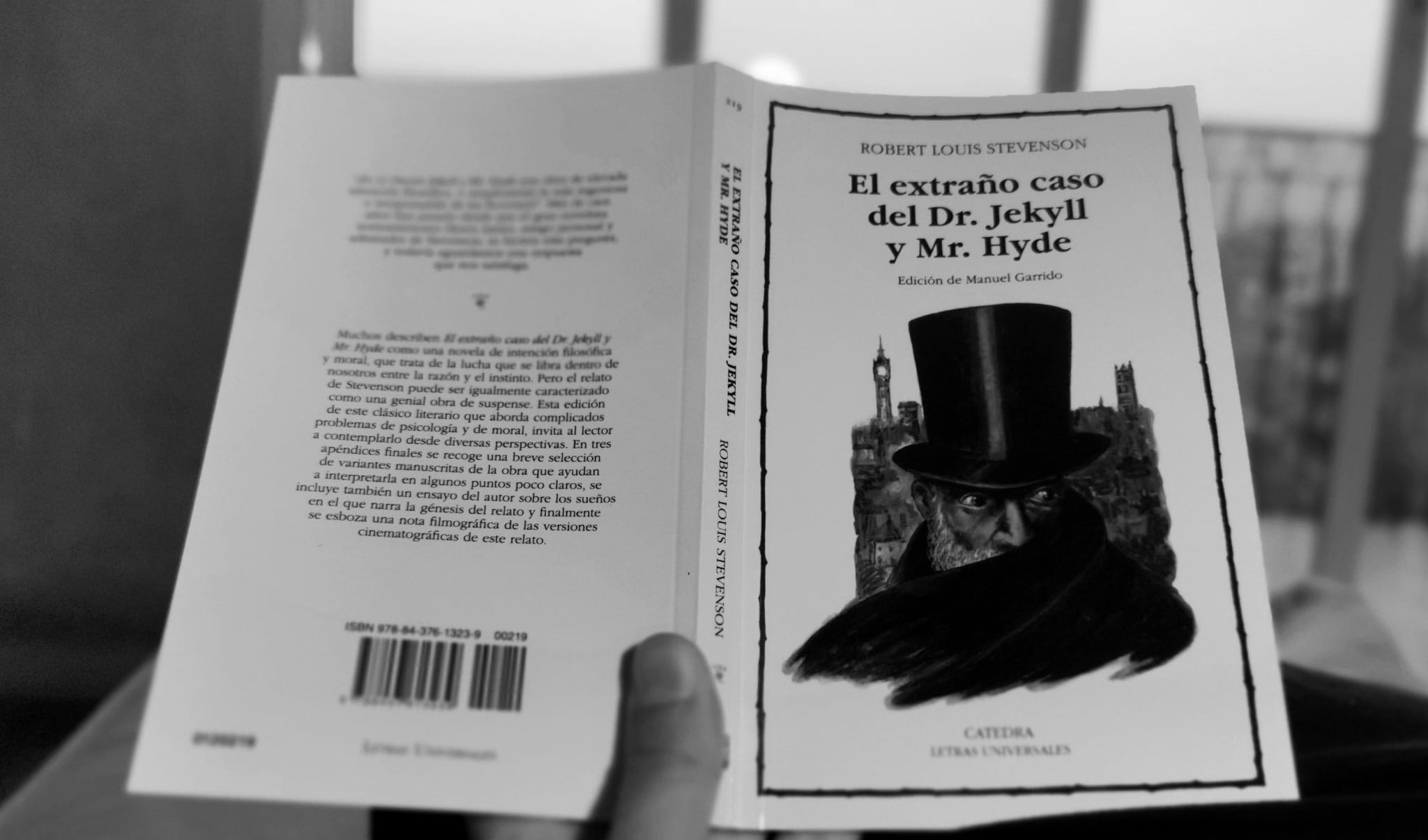 El extraño caso del Dr. Jekyll y Mr. Hyde: R.L Stevenson. Un clásico de la literatura que habla del eterno dualismo del hombre y concluye con un sorprendente (aunque no tanto) mensaje.