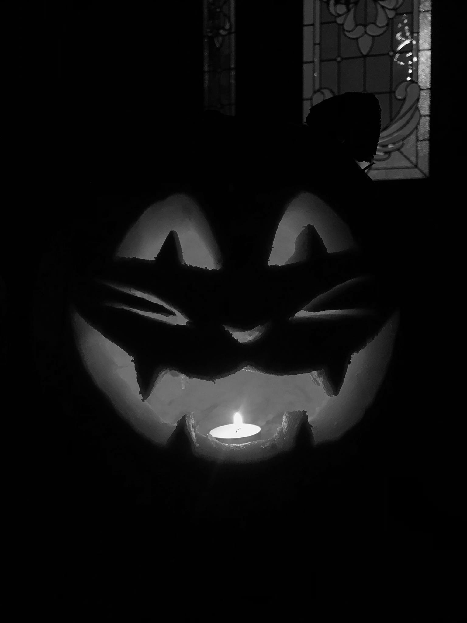 Sacarle pelos a una calavera: Renacer, la luna, los muertos, morimos. Me parió una salvaje entre lágrimas, aullidos y mocos.