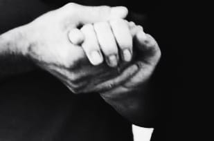 Honrar a los ancestros es no permitir que su dolor caiga en el olvido. Una historia tan real como escondida durante décadas sale a la superficie.
