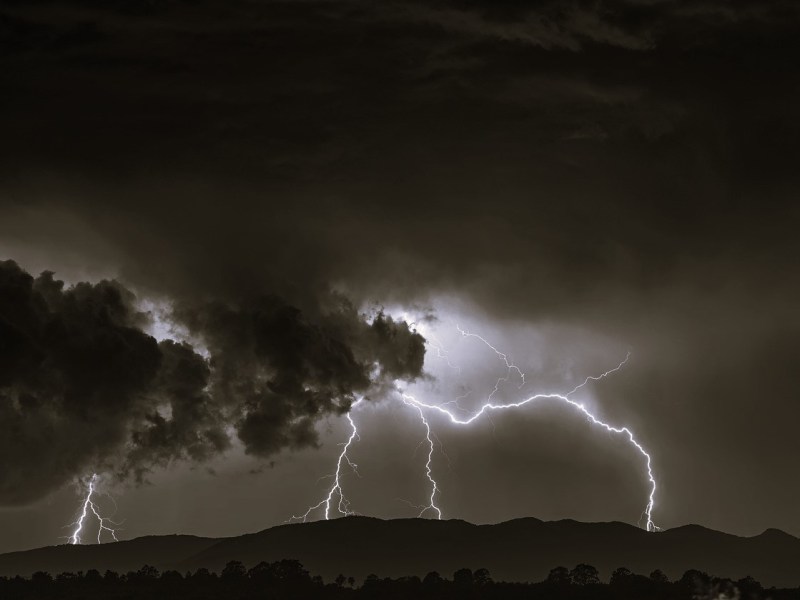 Visualización en meditación: Somos hilos de luz envueltos de una vaina energética. Nuestras adherencias egoicas nos impiden la conexión con el&nbsp;todo.